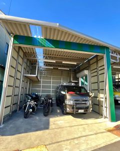 ブルーとグリーンカラーのガルバリウム鋼板車庫でおしゃれに駐車空間を演出