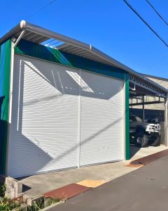 ブルーとグリーンカラーのガルバリウム鋼板車庫でおしゃれに駐車空間を演出