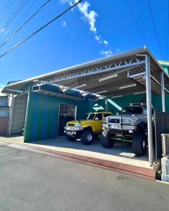 ブルーとグリーンカラーのガルバリウム鋼板車庫でおしゃれに駐車空間を演出