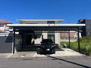 モダンで洗練されたブラックとホワイトのツートンカラーカーポート（3台用）