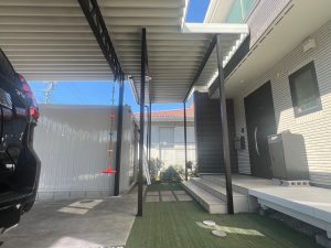 モダンで洗練されたブラックとホワイトのツートンカラーカーポート（3台用）