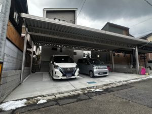 高級感あふれるステンカラーの4台用オーダーメイド折板カーポート