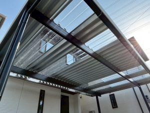 ツートンカラーが映える！ポリカーボネート×ガルバリウム屋根のスタイリッシュカーポート