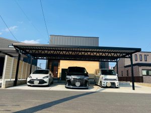 重厚感と機能美を兼ね備えた黒のトラスカーポート｜4台駐車を可能にするワイド設計