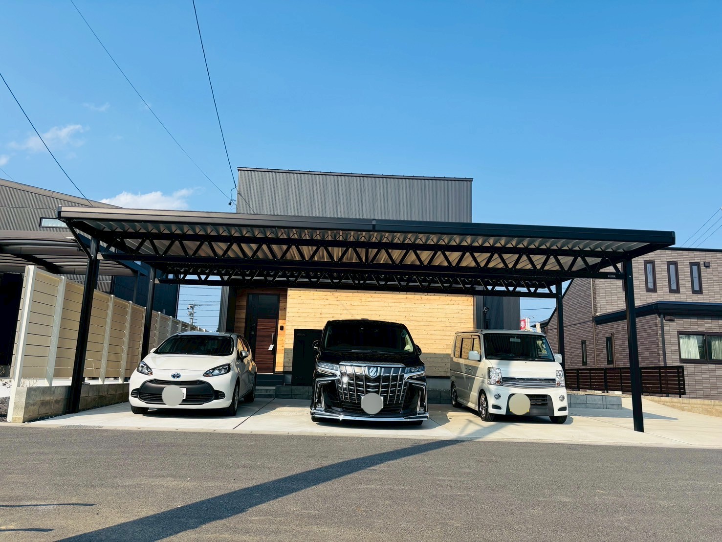 重厚感と機能美を兼ね備えた黒のトラスカーポート｜4台駐車を可能にするワイド設計