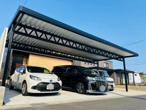 重厚感と機能美を兼ね備えた黒のトラスカーポート｜4台駐車を可能にするワイド設計