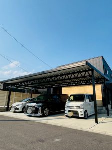 重厚感と機能美を兼ね備えた黒のトラスカーポート｜4台駐車を可能にするワイド設計