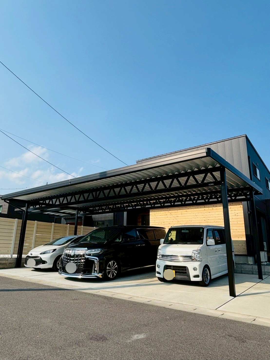 重厚感と機能美を兼ね備えた黒のトラスカーポート｜4台駐車を可能にするワイド設計
