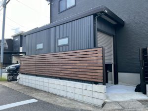 狭小地にもフィットする！シャッター付きバイクガレージのオーダー施工