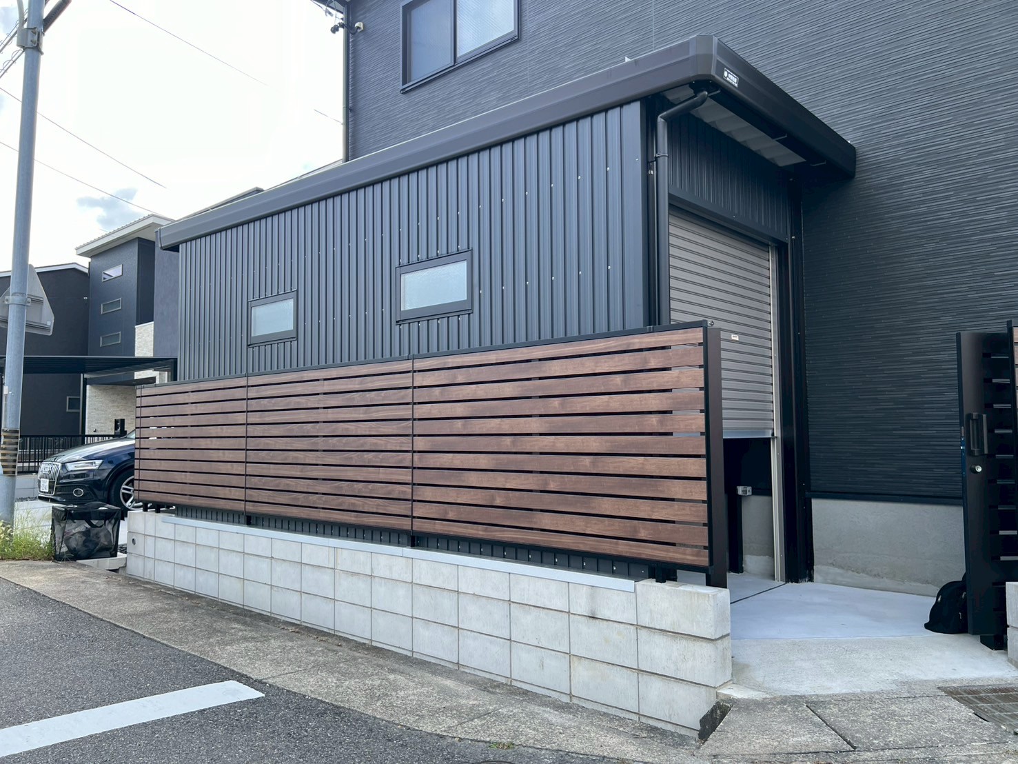 狭小地にもフィットする！シャッター付きバイクガレージのオーダー施工