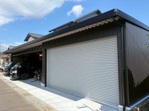 クラシックカーもバイクも守る！ビルトイン風ガレージ×カーポート一体型のこだわり空間