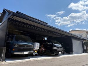 クラシックカーもバイクも守る！ビルトイン風ガレージ×カーポート一体型のこだわり空間