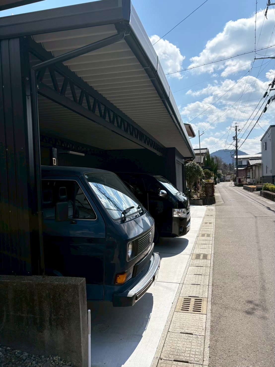 クラシックカーもバイクも守る！ビルトイン風ガレージ×カーポート一体型のこだわり空間