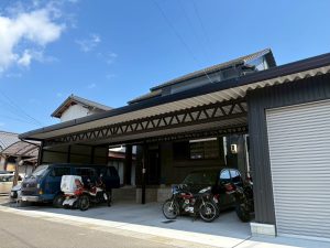 クラシックカーもバイクも守る！ビルトイン風ガレージ×カーポート一体型のこだわり空間