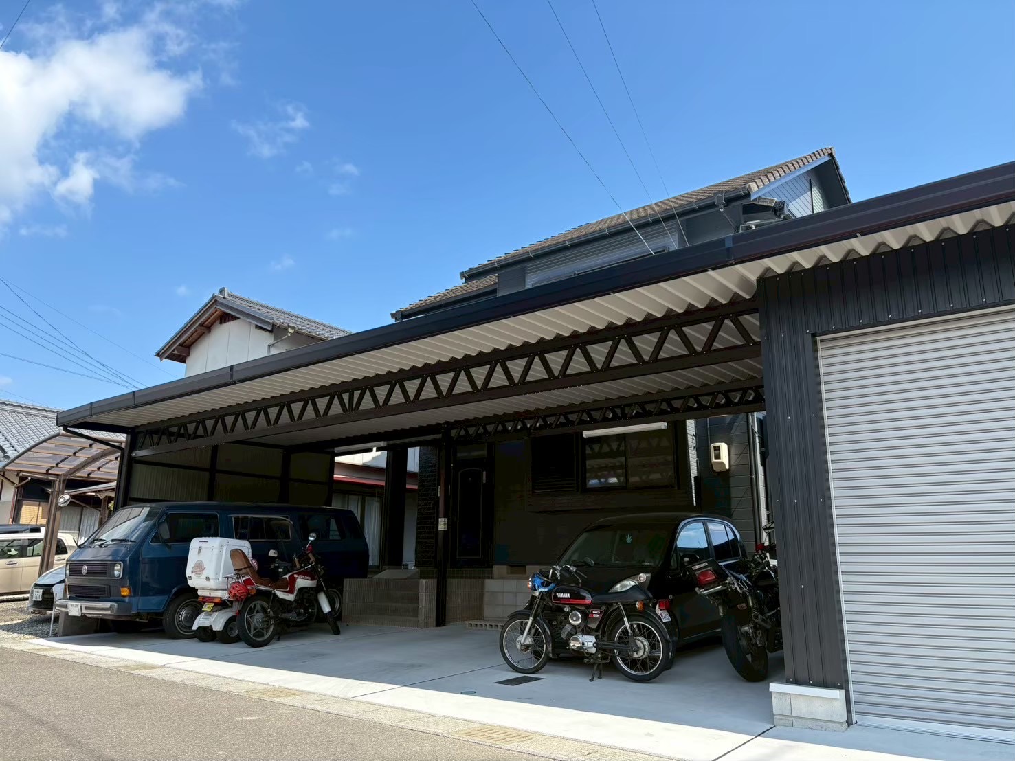 クラシックカーもバイクも守る！ビルトイン風ガレージ×カーポート一体型のこだわり空間