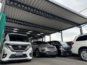 ディーラー品質の安心感。車屋さんの展示車・お客様の愛車を守る、大型ハイルーフ対応カーポート