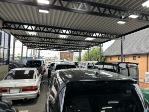 ディーラー品質の安心感。車屋さんの展示車・お客様の愛車を守る、大型ハイルーフ対応カーポート