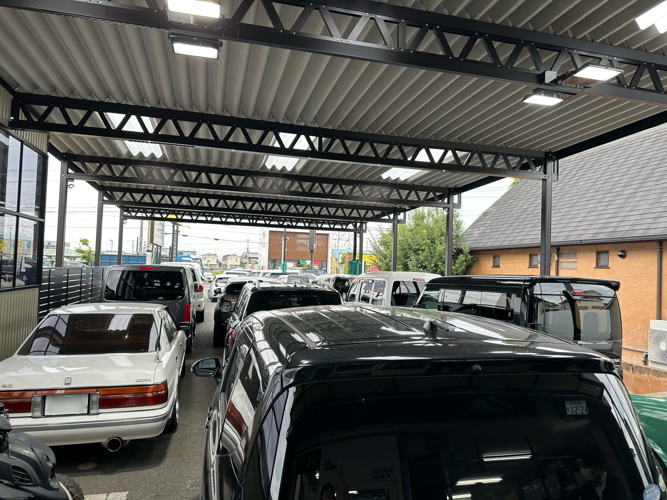 ディーラー品質の安心感。車屋さんの展示車・お客様の愛車を守る、大型ハイルーフ対応カーポート