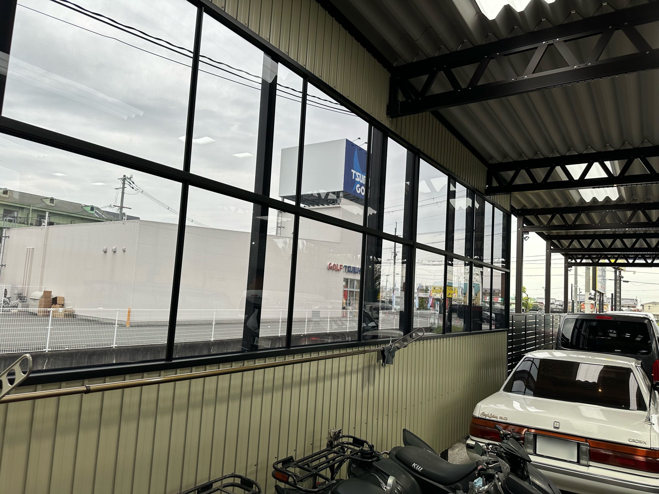 ディーラー品質の安心感。車屋さんの展示車・お客様の愛車を守る、大型ハイルーフ対応カーポート