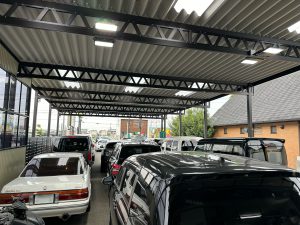 ディーラー品質の安心感。車屋さんの展示車・お客様の愛車を守る、大型ハイルーフ対応カーポート