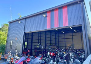 バイクの保管・展示に最適なガレージ空間を実現｜バイクショップ向けオーダーガレージ施工事例