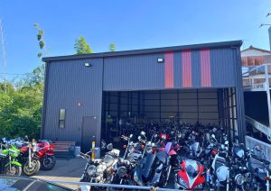 バイクの保管・展示に最適なガレージ空間を実現｜バイクショップ向けオーダーガレージ施工事例