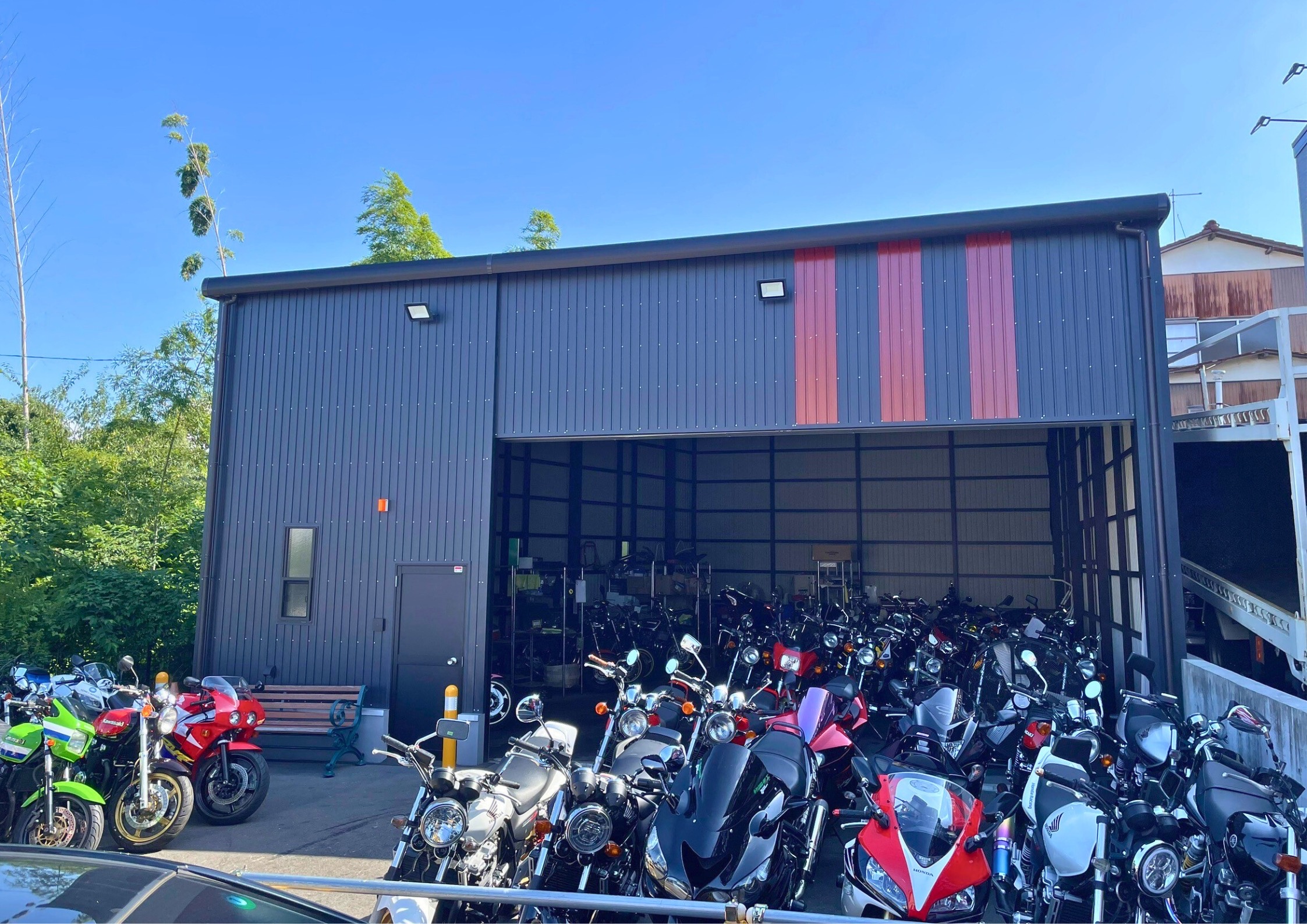 バイクの保管・展示に最適なガレージ空間を実現｜バイクショップ向けオーダーガレージ施工事例