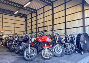 バイクの保管・展示に最適なガレージ空間を実現｜バイクショップ向けオーダーガレージ施工事例