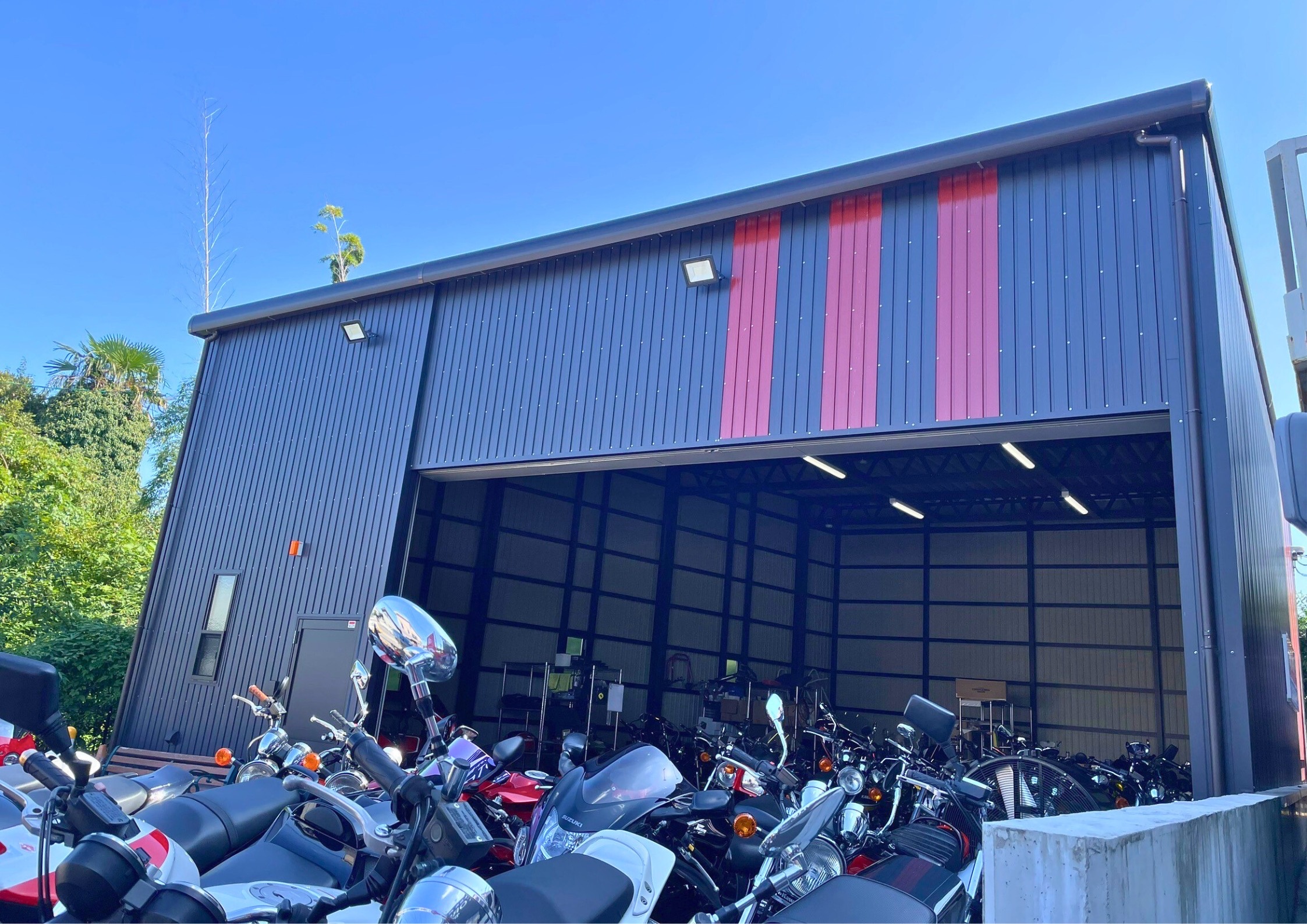 バイクの保管・展示に最適なガレージ空間を実現｜バイクショップ向けオーダーガレージ施工事例