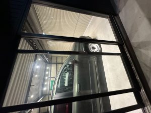 夜でも美しく魅せる。大切な愛車を守る2台用ショールーム車庫｜照明演出付きオーダーメイドガレージ
