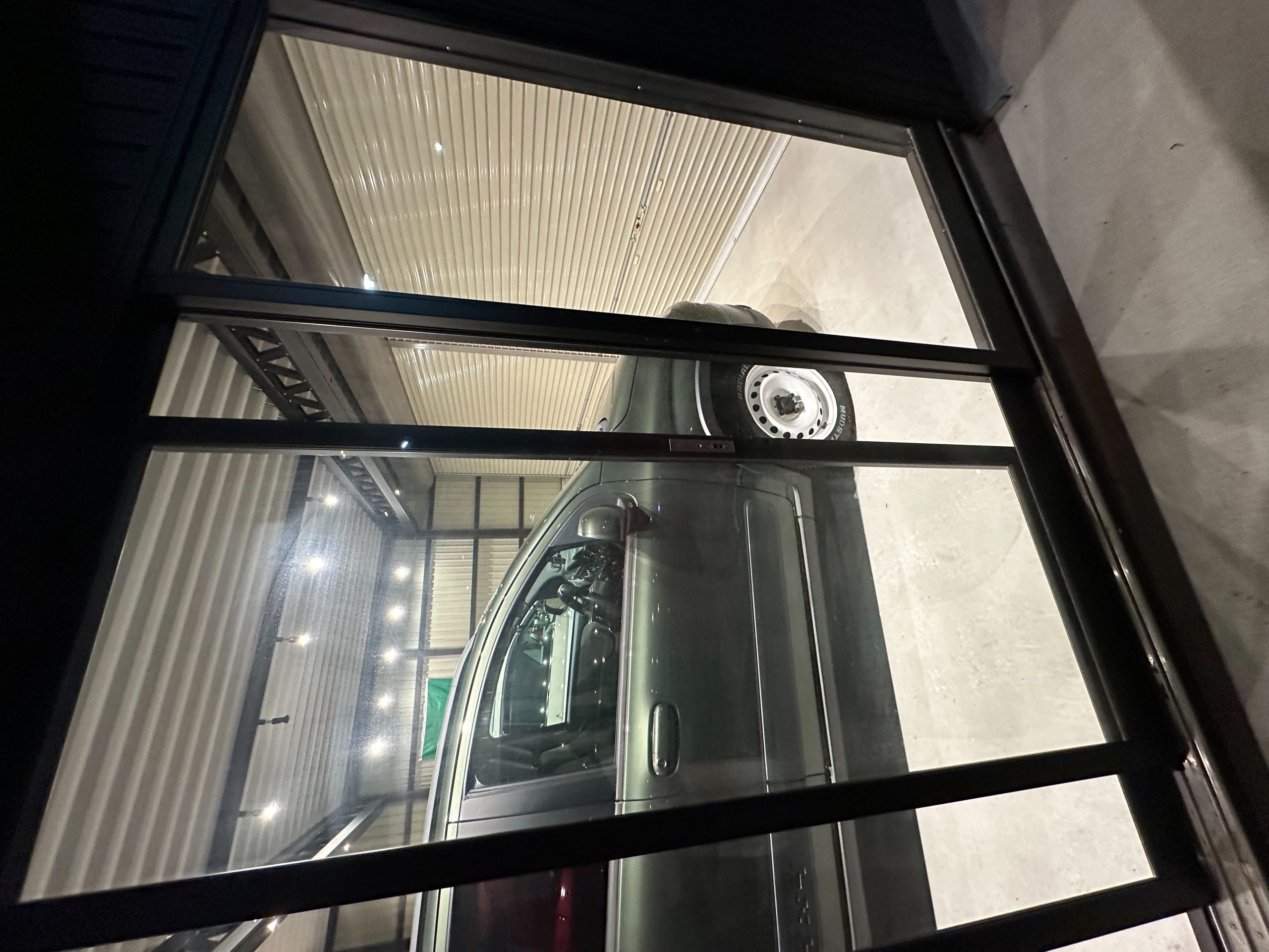夜でも美しく魅せる。大切な愛車を守る2台用ショールーム車庫｜照明演出付きオーダーメイドガレージ