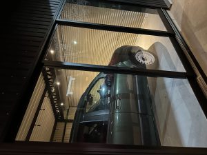夜でも美しく魅せる。大切な愛車を守る2台用ショールーム車庫｜照明演出付きオーダーメイドガレージ