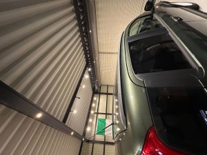 夜でも美しく魅せる。大切な愛車を守る2台用ショールーム車庫｜照明演出付きオーダーメイドガレージ