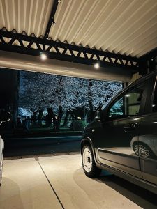 夜でも美しく魅せる。大切な愛車を守る2台用ショールーム車庫｜照明演出付きオーダーメイドガレージ