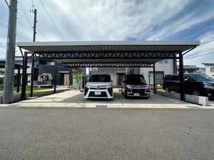 圧巻の存在感！4台用ワイドカーポートで叶える美しい統一感と機能性