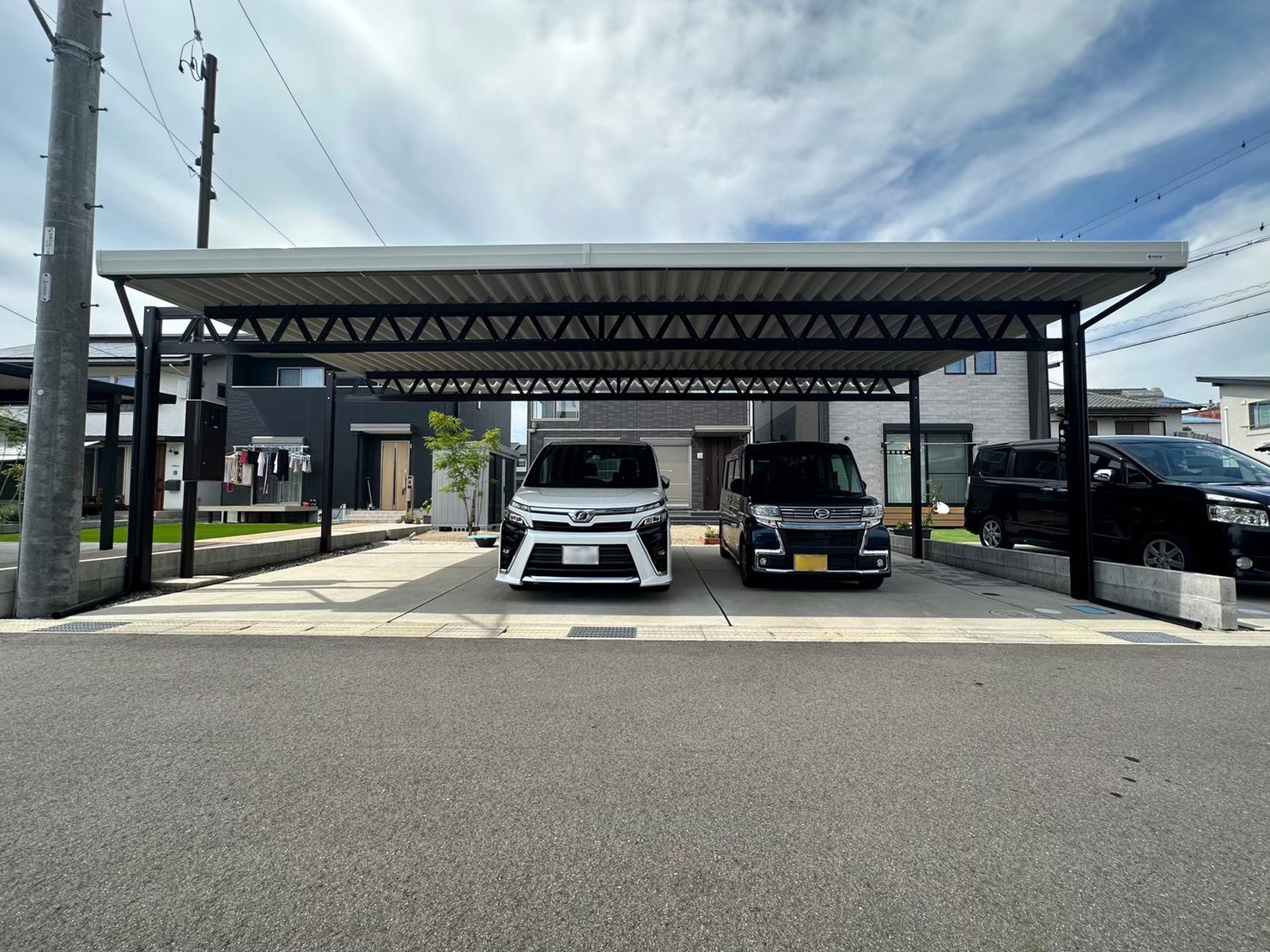 圧巻の存在感！4台用ワイドカーポートで叶える美しい統一感と機能性