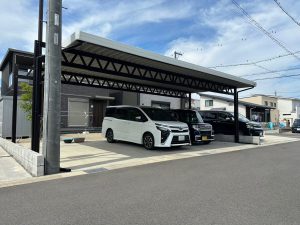 圧巻の存在感！4台用ワイドカーポートで叶える美しい統一感と機能性
