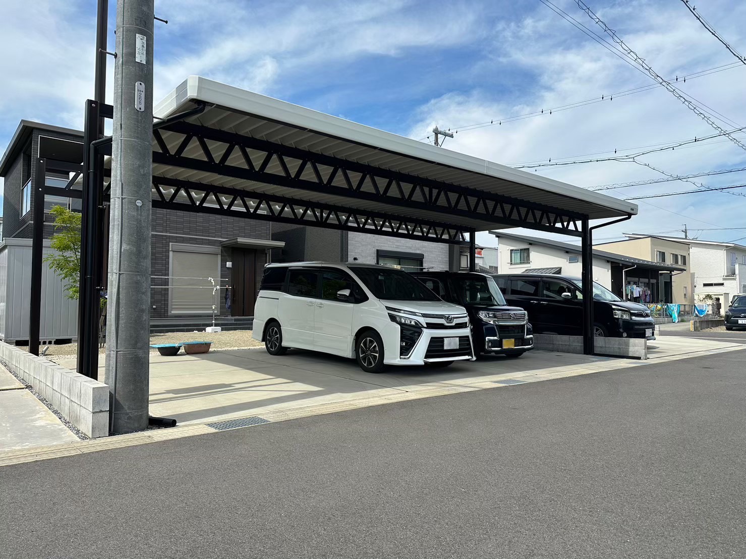 圧巻の存在感！4台用ワイドカーポートで叶える美しい統一感と機能性