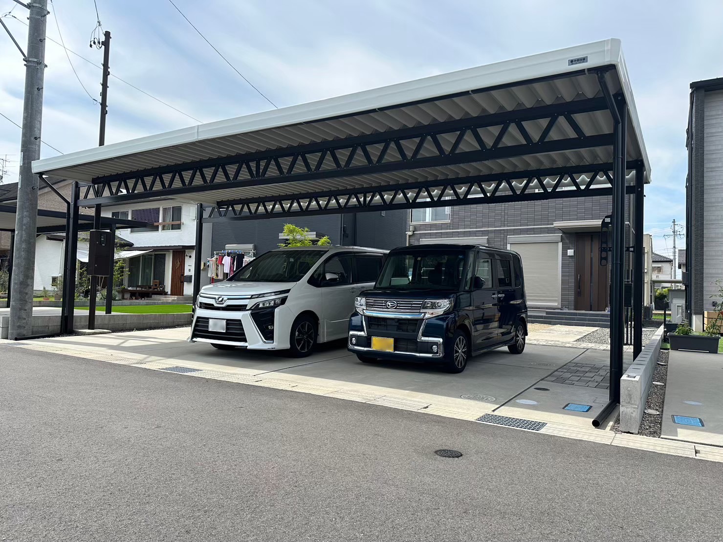 圧巻の存在感！4台用ワイドカーポートで叶える美しい統一感と機能性