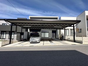 モダン住宅に映えるブラックフレームの4台用カーポート｜高級感と機能性を両立