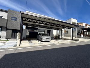 モダン住宅に映えるブラックフレームの4台用カーポート｜高級感と機能性を両立