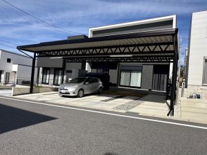 モダン住宅に映えるブラックフレームの4台用カーポート｜高級感と機能性を両立