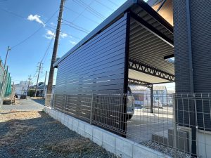 3台用カーポート＋デザイナーズ目隠しパネル｜ブラックカラーで統一された重厚感のある車庫空間