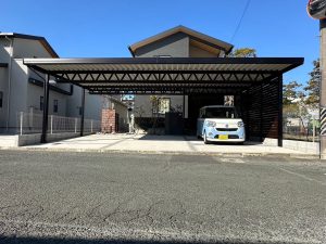 3台用カーポート＋デザイナーズ目隠しパネル｜ブラックカラーで統一された重厚感のある車庫空間