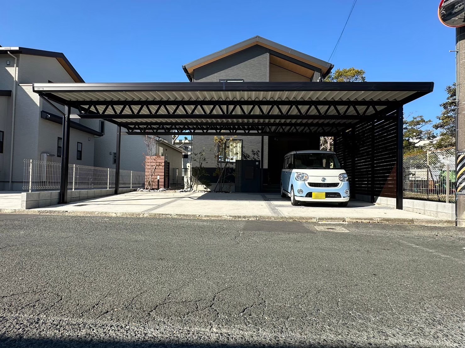 3台用カーポート＋デザイナーズ目隠しパネル｜ブラックカラーで統一された重厚感のある車庫空間