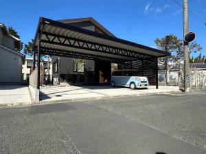 3台用カーポート＋デザイナーズ目隠しパネル｜ブラックカラーで統一された重厚感のある車庫空間