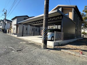 3台用カーポート＋デザイナーズ目隠しパネル｜ブラックカラーで統一された重厚感のある車庫空間
