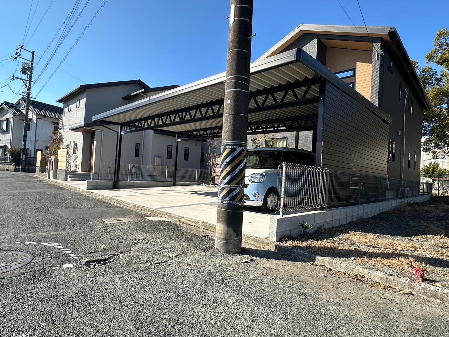 3台用カーポート＋デザイナーズ目隠しパネル｜ブラックカラーで統一された重厚感のある車庫空間