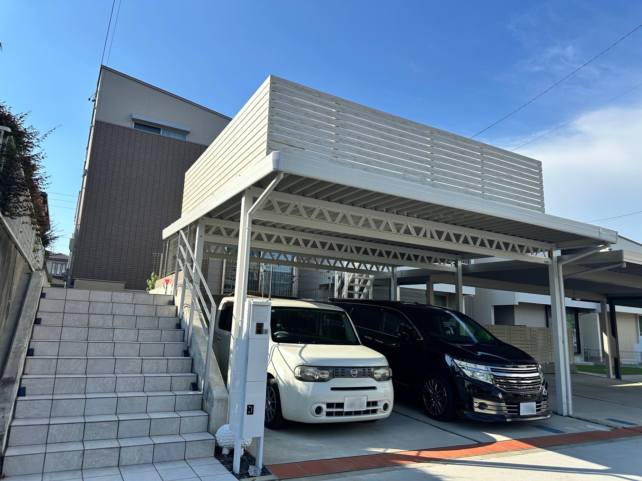 家族の憩いの場に変身！バルコニーカーポート施工事例｜ホワイト×木目デザインで上品に
