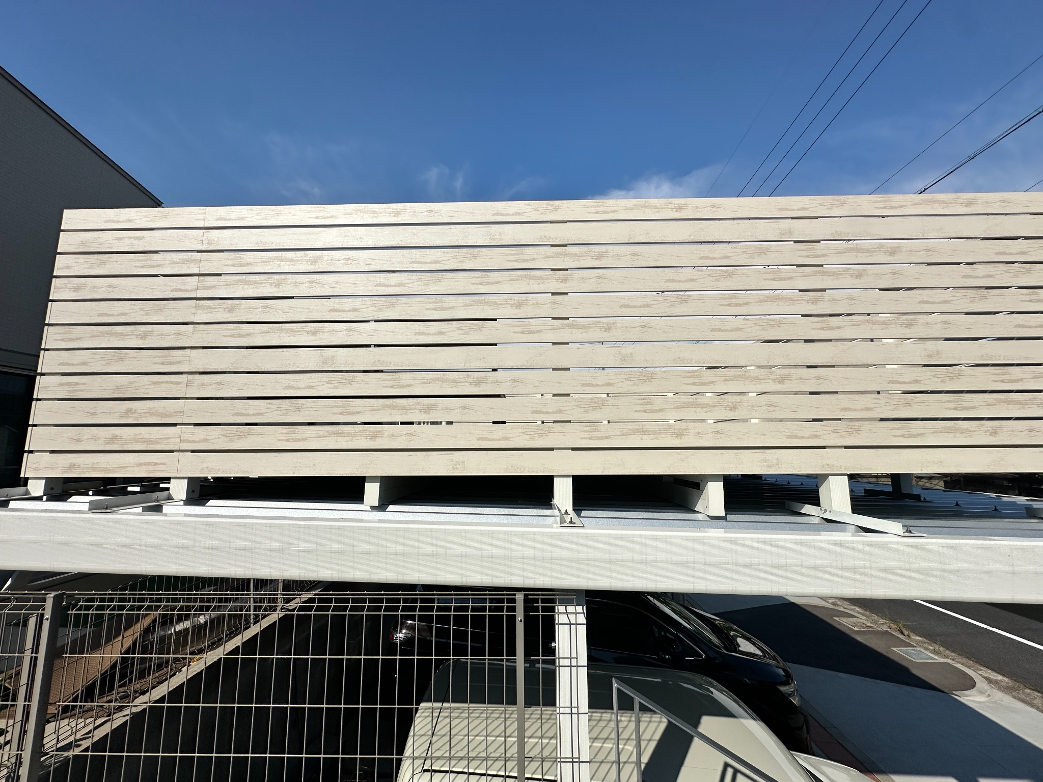 家族の憩いの場に変身！バルコニーカーポート施工事例｜ホワイト×木目デザインで上品に
